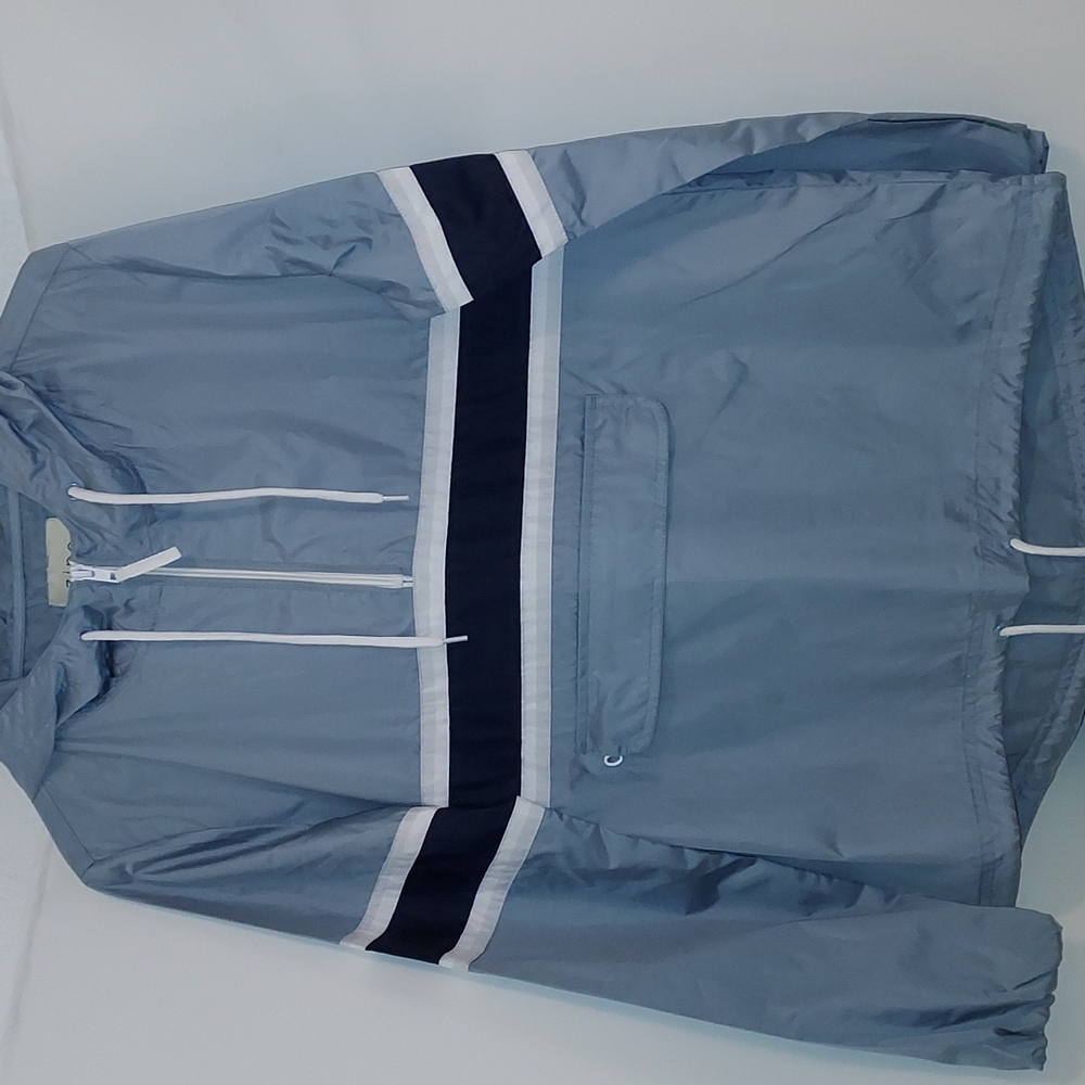 Women's lightweight pull over wind breaker. Size M